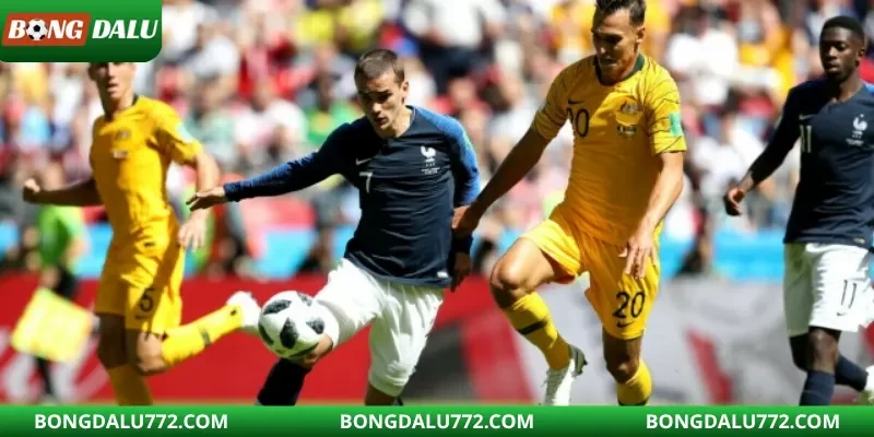 HLV đang đưa ra chỉ đạo chiến thuật trong trận đấu