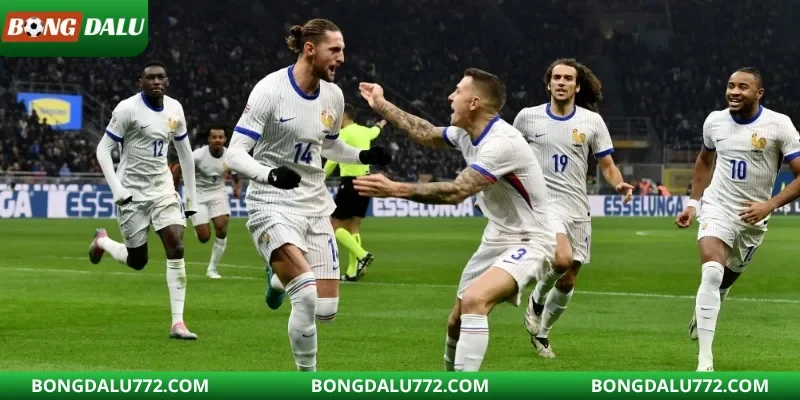 Người hâm mộ chăm chú theo dõi bảng điện tử cập nhật từng giây